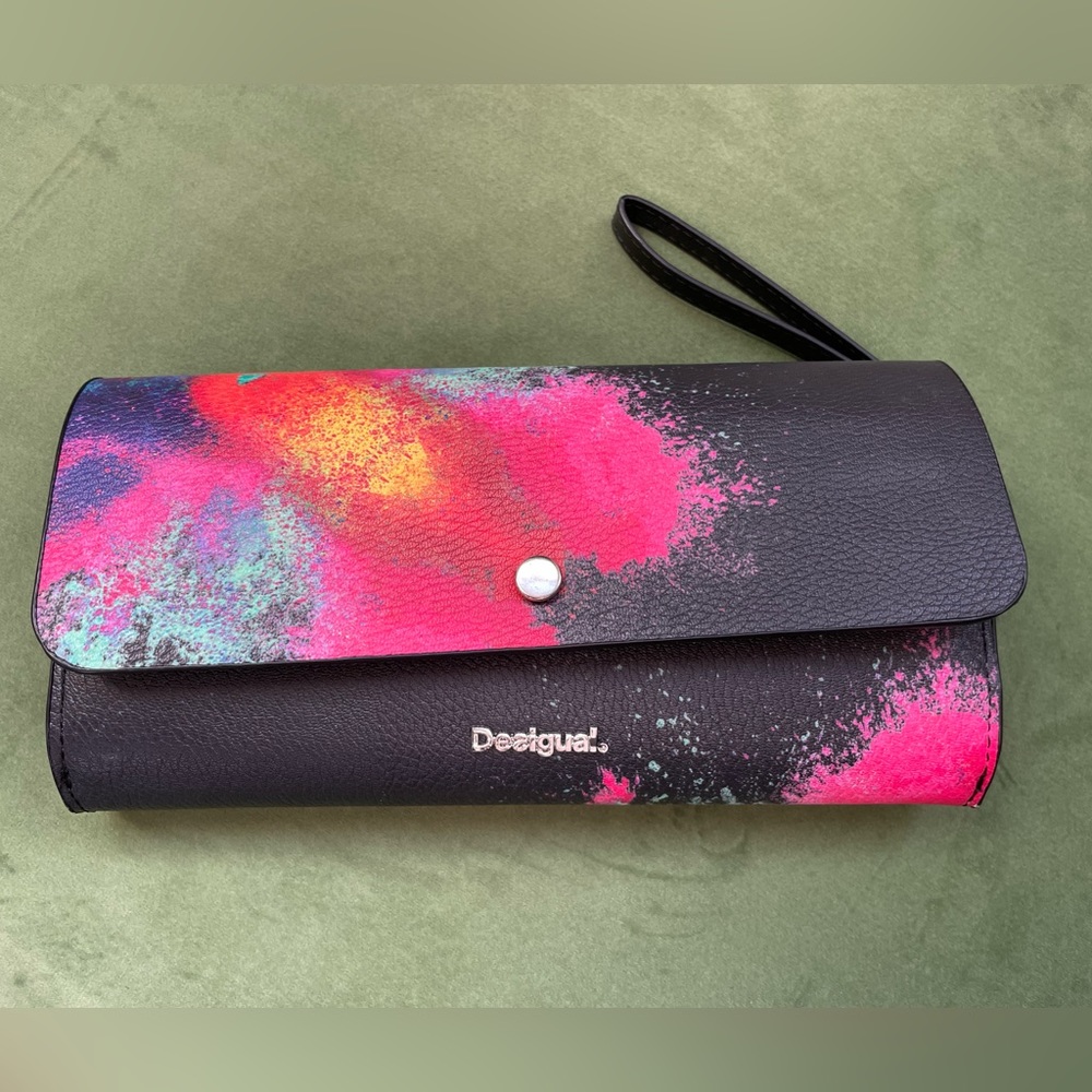 Desigual clutch